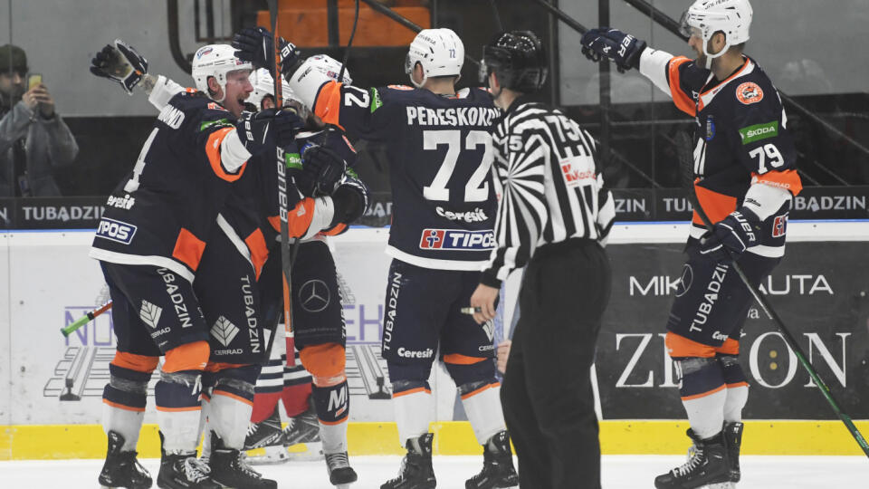 Na snímke gólová radosť hráčov Michaloviec v šiestom zápase štvrťfinále play off hokejovej Tipos extraligy medzi HK Dukla INGEMA Michalovce - HC Slovan Bratislava 26. marca 2023 v Michalovciach. FOTO TASR – František Iván