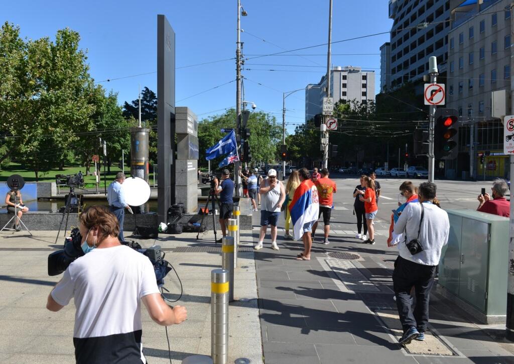 Pred súdom v Melbourne sa opäť zišli desiatky priaznivcov Novaka Djokoviča.