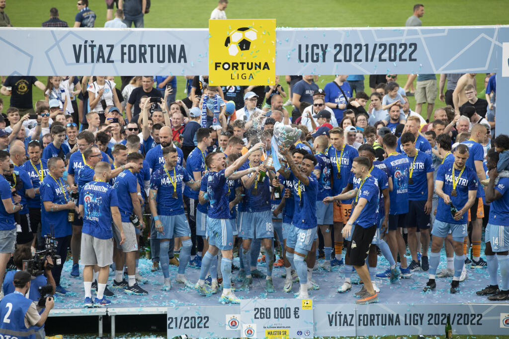 Na snímke futbalisti Slovana Bratislava , ktorý oslavujú zisk 4. titulu Fortuna ligy za sebou.