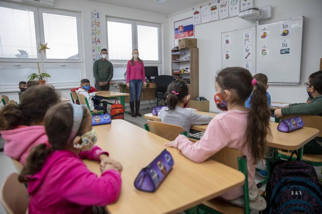 Rómska osada v obci Ostrovany v okrese Sabinov
Na obr.: základná škola s rómskymi deťmi v Ostrovanoch