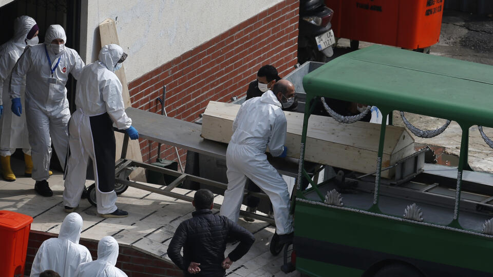 KK3 Istanbul - Ľudia v v ochranných odevoch a maskách nesú rakvu s telom obete koronavírusu do auta z márnice 31. marca 2020 v Istanbule. Celkovo vyše 200 ľudí podľahlo v Turecku ochoreniu COVID-19 a počet vykonaných testov sa v krajine zvýšil za deň na vyše 15.000. Informácie poskytol v utorok turecký minister zdravotníctva Fahrettin Koca. FOTO TASR/AP
Officials wearing protective face masks and suits as a preventive measure against the spread of the coronavirus carry the coffin of a victim ont