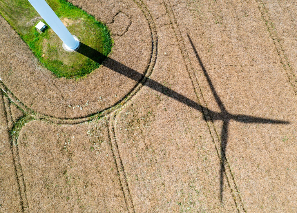 KK29 archív Kossebade - Na archívnej snímke z 18. júla 2024 tieň veternej turbíny na poli v nemeckom Kossebade. Rozvoj veternej energie v Nemecku sa v prvej polovici roka 2024 spomalil. V celej krajine postavili 250 nových veterných turbín s výkonom približne 1,3 gigawattu, čo je o 19 % menej ako v rovnakom období minulého roka.  FOTO TASR/DPA
dpatopbilder - 18.07.2024, Mecklenburg-Vorpommern, Kossebade: Der Schatten einer Windkraftanlage ist auf einem Weizenfeld in einem Windpark zu sehen. (Luf