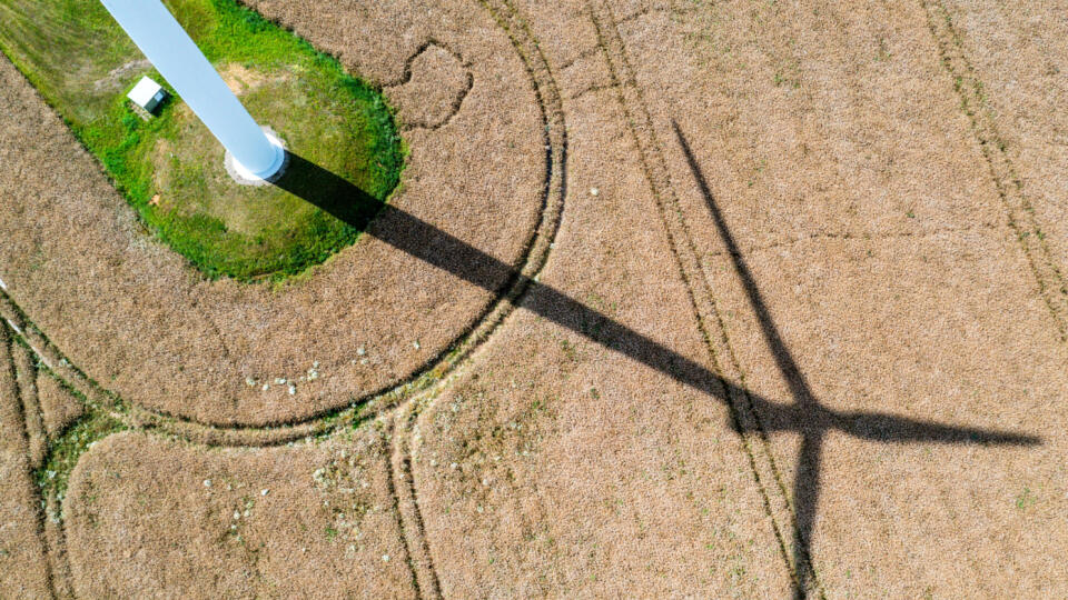 KK29 archív Kossebade - Na archívnej snímke z 18. júla 2024 tieň veternej turbíny na poli v nemeckom Kossebade. Rozvoj veternej energie v Nemecku sa v prvej polovici roka 2024 spomalil. V celej krajine postavili 250 nových veterných turbín s výkonom približne 1,3 gigawattu, čo je o 19 % menej ako v rovnakom období minulého roka. FOTO TASR/DPA
dpatopbilder - 18.07.2024, Mecklenburg-Vorpommern, Kossebade: Der Schatten einer Windkraftanlage ist auf einem Weizenfeld in einem Windpark zu sehen. (Luf
