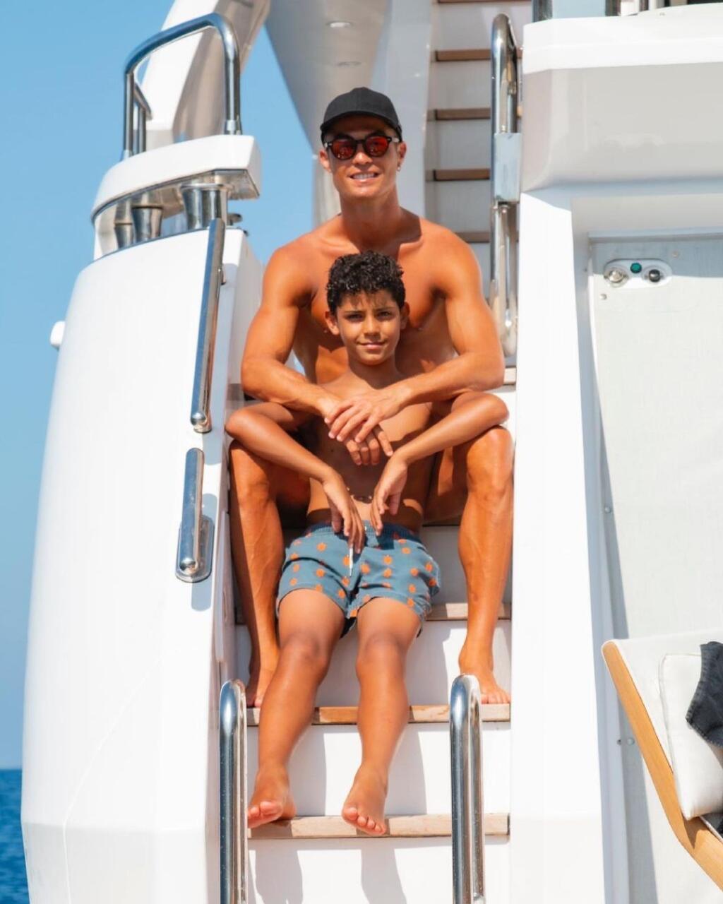 Cristiano Ronaldo má oči len pre svojho najstaršieho syna Cristiana juniora.