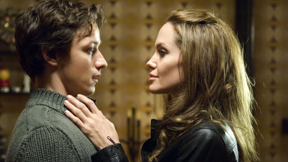 Angelina Jolie a James McAvoy vo filme Wanted. 