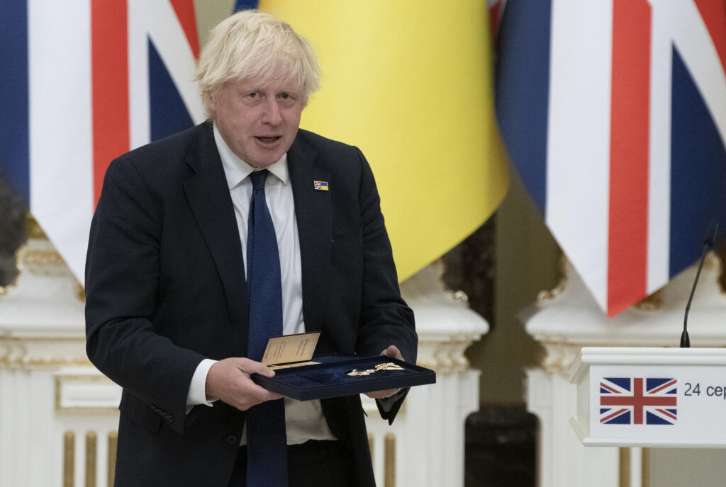 KK22 Kyjev - Britský premiér Boris Johnson drží ocenenie Medailu slobody, ktorú mu odovzdal ukrajinský prezident Volodymyr Zelenskyj ako uznanie za vojenskú pomoc, ktorú Británia poskytla Ukrajine 24. augusta 2022 v Kyjeve. Britský premiér Boris Johnson pricestoval v stredu neohlásene na Ukrajinu, ktorá si pripomína Deň nezávislosti a šesť mesiacov od začiatku ruskej vojenskej agresie. FOTO TASR/AP
Britain's Prime Minister Boris Johnson holds his awards from Ukrainian President Volodymyr Zelensk