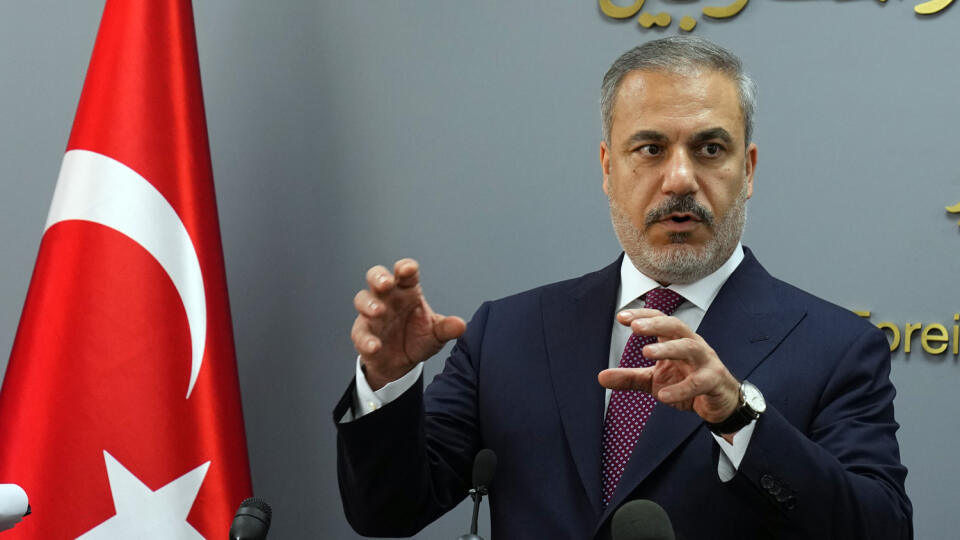 WA 43 Bejrút - Turecký minister zahraničných vecí Hakan Fidan gestikuluje počas spoločnej tlačovej konferencie s libanonským ministrom zahraničných vecí Abdalláhom Búhabíbom v Bejrúte v utorok 17. októbra 2023. Turecko je v kontakte s palestínskym militantným hnutím Hamas v súvislosti s osudom 200 Izraelčanov a príslušníkov iných krajín zadržiavaných v pásme Gazy. Ankara tak robí na základe žiadostí viacerých krajín, oznámil v utorok turecký minister zahraničných vecí Hakan Fidan. FOTO TASR/AP
