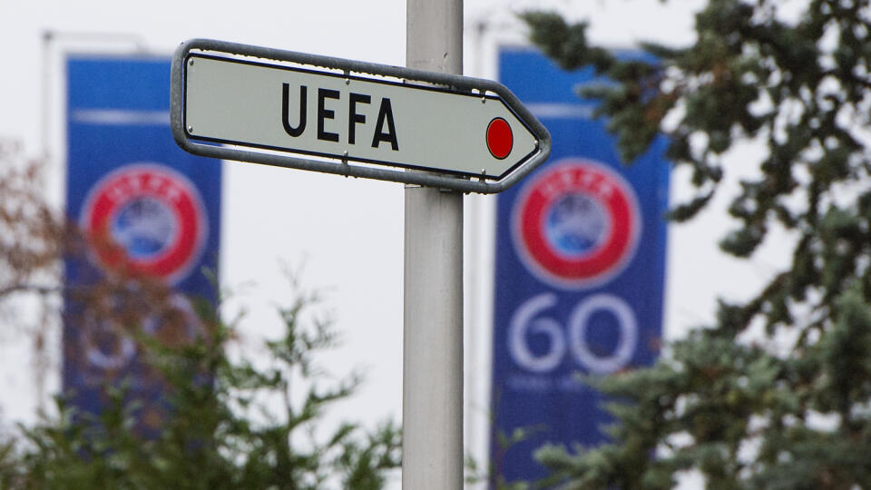 UEFA zakázala podávanie rúk.