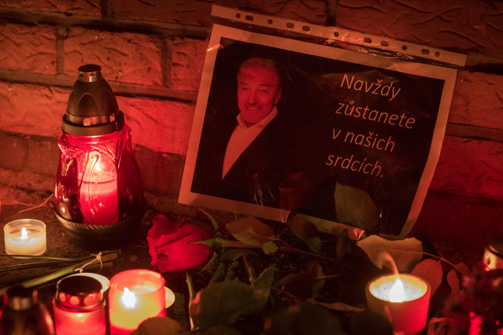 Rozlúčka so zosnulým spevákom Karlom Gottom pred jeho domom v Prahe - Nad Bertramkou. Stovky fanúšikov prišlo vzdať hold československej hudobnej legende.