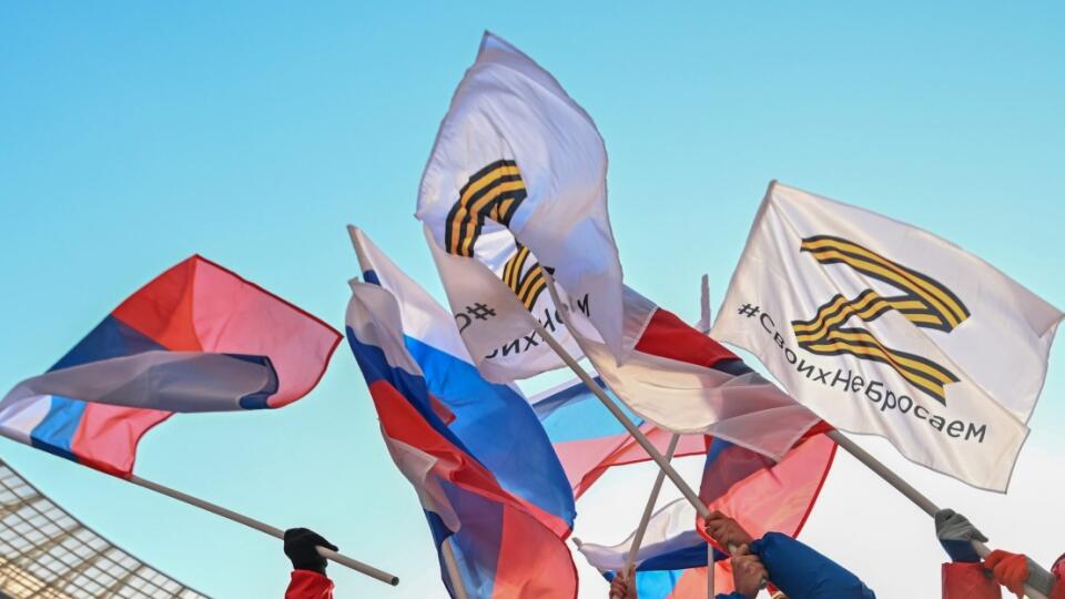 KK48 Moskva - Na snímke ľudia mávajú s ruskými vlajkami a vlajkami s písmenom Z počas koncertu, ktorý sa konal pri príležitosti ôsmeho výročia vyhlásenia Krymskej republiky a mesta Sevastopol za subjekty Ruskej federácie v Moskve vo štvrtok 19. marca 2021. FOTO TASR/AP
People wave Russian national flags and flags with the letter Z, which has become a symbol of the Russian military, and a hashtag reading