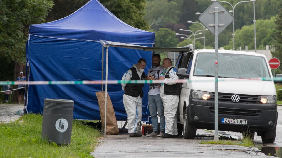 Situácia po útoku nožom vo Vrútkach, pri ktorom okrem útočníka prišiel o život aj zástupca školy Jaroslav Budz a niekoľko ľudí vrátane detí bolo zranených. Na snímke je miesto, kde polícia smrteľne zranila útočníka a prebieha vyšetrovanie zásahu.