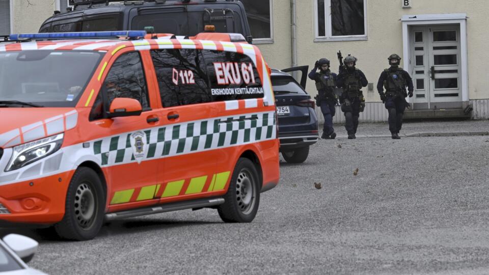 Na snímke policajti na mieste streľby na základnej škole Viertola vo Vantaa vo Fínsku 2. apríla 2024.