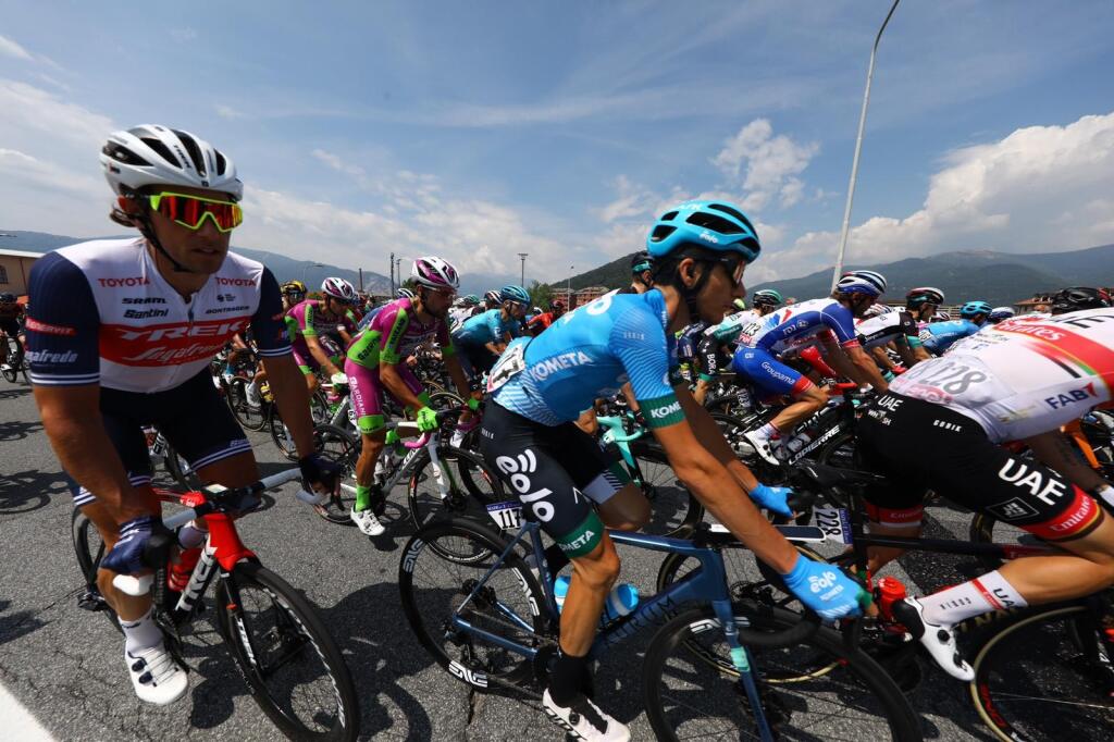 Štart 20. etapy Giro d´Italia vyvolal v mestečku Verbania-Valle Spluga ošiaľ. Stovky fanúšikov vyprevádzali cyklistov na 164-kilometrovú trať.