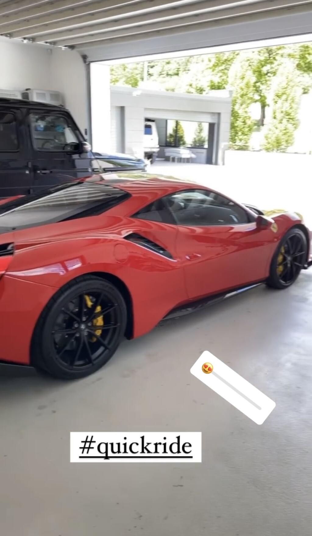 Hamšík ukrýva v garáži svojej luxusnej vily takéto poklady. Červené Ferrari mu v tichosti závidí nejeden priaznivec.