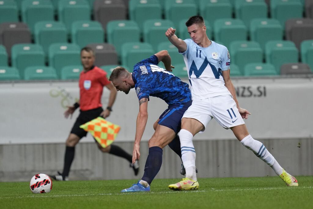EBE 104 Ľubľana - Na snímke zľava slovenský hráč Milan Škriniar a hráč Slovinska Benjamin Šeško v zápase H-skupiny kvalifikácie MS 2022 vo futbale Slovinsko - Slovensko v Ľubľani 1. septembra 2021. FOTO TASR/AP
Slovakia's Milan Skriniar, left, competes for the ball with Slovenia's Benjamin Sesko during the World Cup 2022 group H qualifying soccer match between Slovenia and Slovakia at the Stozice Sports Park stadium in Ljubljana, Wednesday, Sept. 1, 2021. (AP Photo/Darko Bandic)