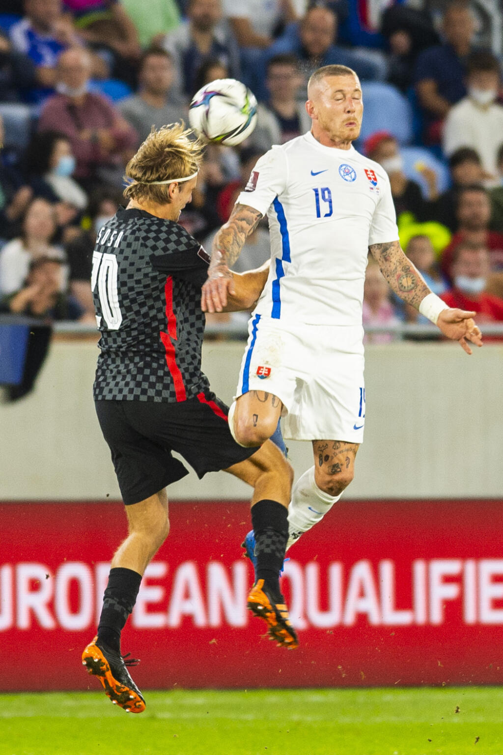 Na snímke zľava Borna Sosa (Chorvátsko) a Juraj Kucka (Slovensko) počas zápasu H-skupiny kvalifikácie Majstrovstiev sveta 2022 Slovensko - Chorvátsko 4. septembra 2021 v Bratislave. FOTO TASR – Jakub Kotian