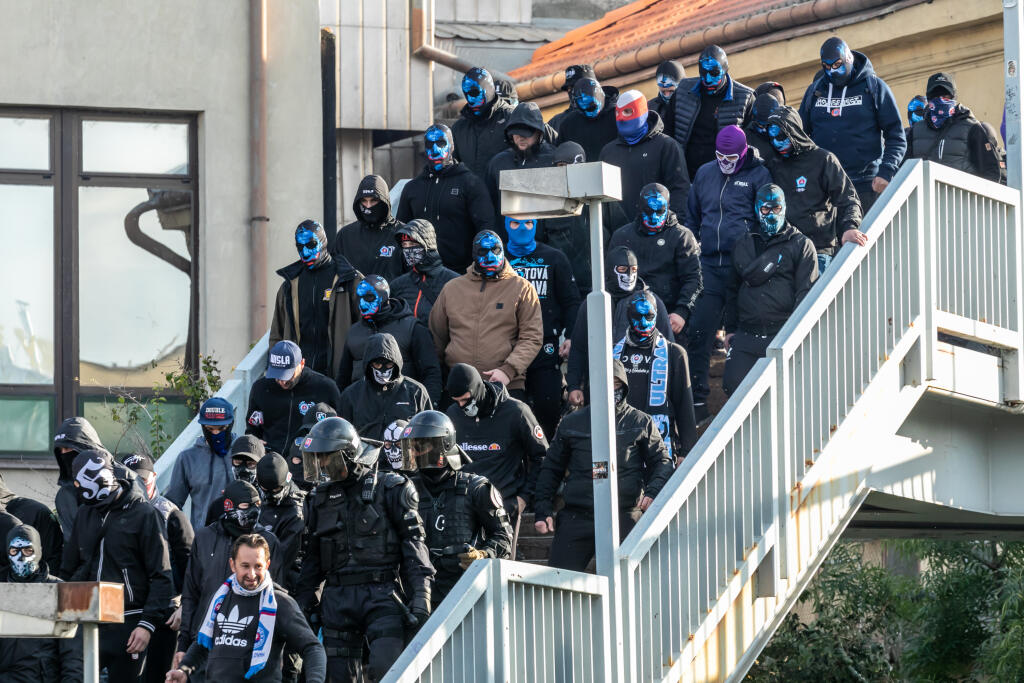 Na snímke je príchod fanúšikov ŠK Slovan Bratislava do Trnavy a ich eskorta na štadión FC Spartak Trnava.