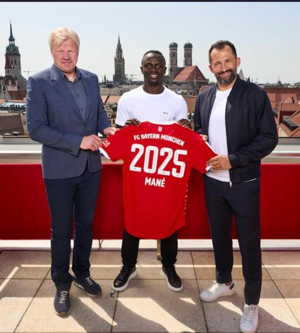 Senegalský futbalista Sadio Mane sa stal novou posilou Bayernu Mníchov. Tridsaťročný útočník podpísal v stredu s rekordným nemeckým šampiónom trojročný kontrakt.