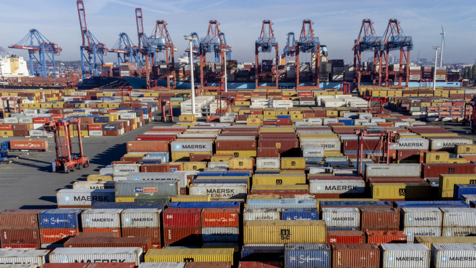 KK9 archív Hamburg - Na archívnej snímke z 26. októbra 2022 kontajnery v prístave v Hamburgu. Nemecká ekonomika rástla v uplynulo kvartáli rýchlejšie, než sa predpokladalo. Hrubý domáci produkt (HDP) sa počas troch mesiacoch od júla do konca septembra 2022 po úprave o cenové, sezónne a kalendárne vplyvy medzikvartálne zvýšil o 0,4 % po +0,1 % v 2. štvrťroku, uviedol spolkový štatistický úrad Destatis a revidoval svoj prvý odhad, ktorý počítal s expanziou o 0,3 %. FOTO TASR/AP
FILE - Containers a