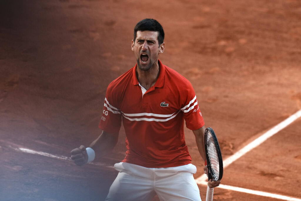 WA 105 Paríž - Srbský tenista Novak Djokovič sa teší po výhre nad Grékom Stefanosom Tsitsipasom vo finále mužskej dvojhry na grandslamovom turnaji Roland Garros v Paríži 13. júna 2021. Djokovič vyhral 6:7, 2:6, 6:3, 6:2, 6:4. FOTO TASR/AP
Serbia's Novak Djokovic celebrates defeating Stefanos Tsitsipas of Greece in their final match of the French Open tennis tournament at the Roland Garros stadium Sunday, June 13, 2021 in Paris. Djokovic won 6-7, 2-6, 6-3, 6-2, 6-4. (AP Photo/Thibault Camus)