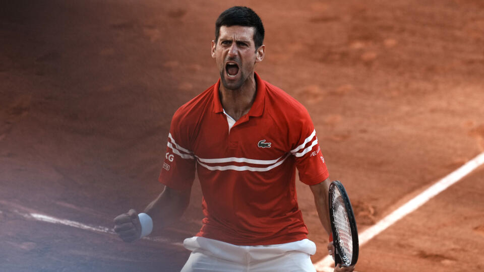 Na archívnej snímke srbský tenista Novak Djokovič sa teší po výhre nad Grékom Stefanosom Tsitsipasom vo finále mužskej dvojhry na grandslamovom turnaji Roland Garros v Paríži 13. júna 2021.