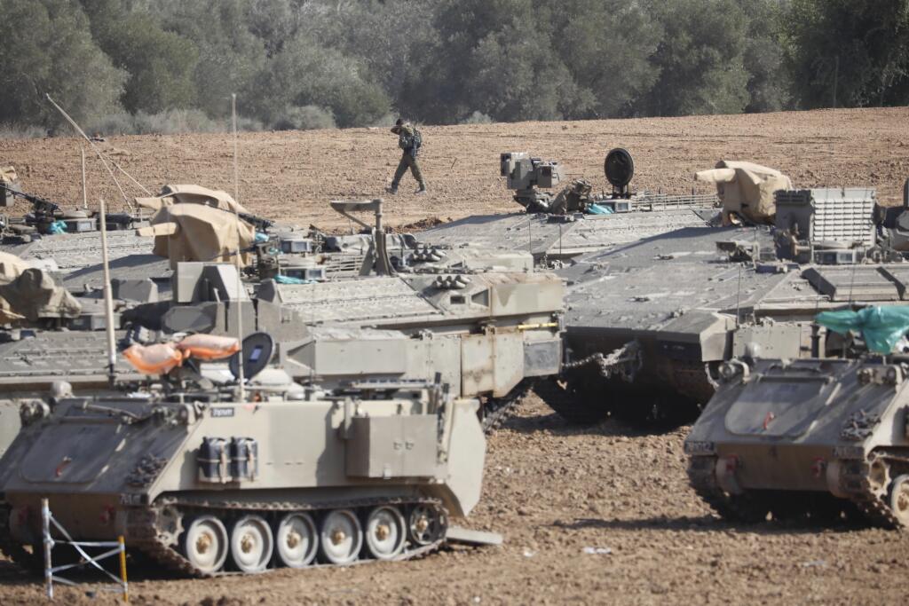 Izraelský vojak kráča okolo vojenských vozidiel na stanovisku pri hranici Izraela s pásmom Gazy 14. novembra 2019. Izrael a palestínska militantná skupina Islamský džihád sa dohodli na ukončení nepriateľských akcií v pásme Gazy a jeho okolí. Izraelská armáda uviedla, že od zabitia islamistického veliteľa vypálili palestínski radikáli na Izrael už približne 220 rakiet.
