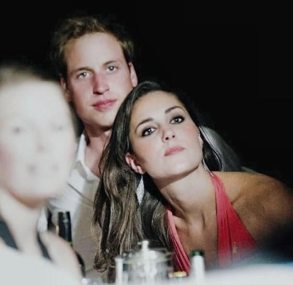 Princ William a vojvodkyňa Kate sa spoznali ešte počas štúdia na Univerzite v St Andrews, kde si ju princ prvýkrát všimol, keď predvádzala oblečenie na módnej prehliadke.
