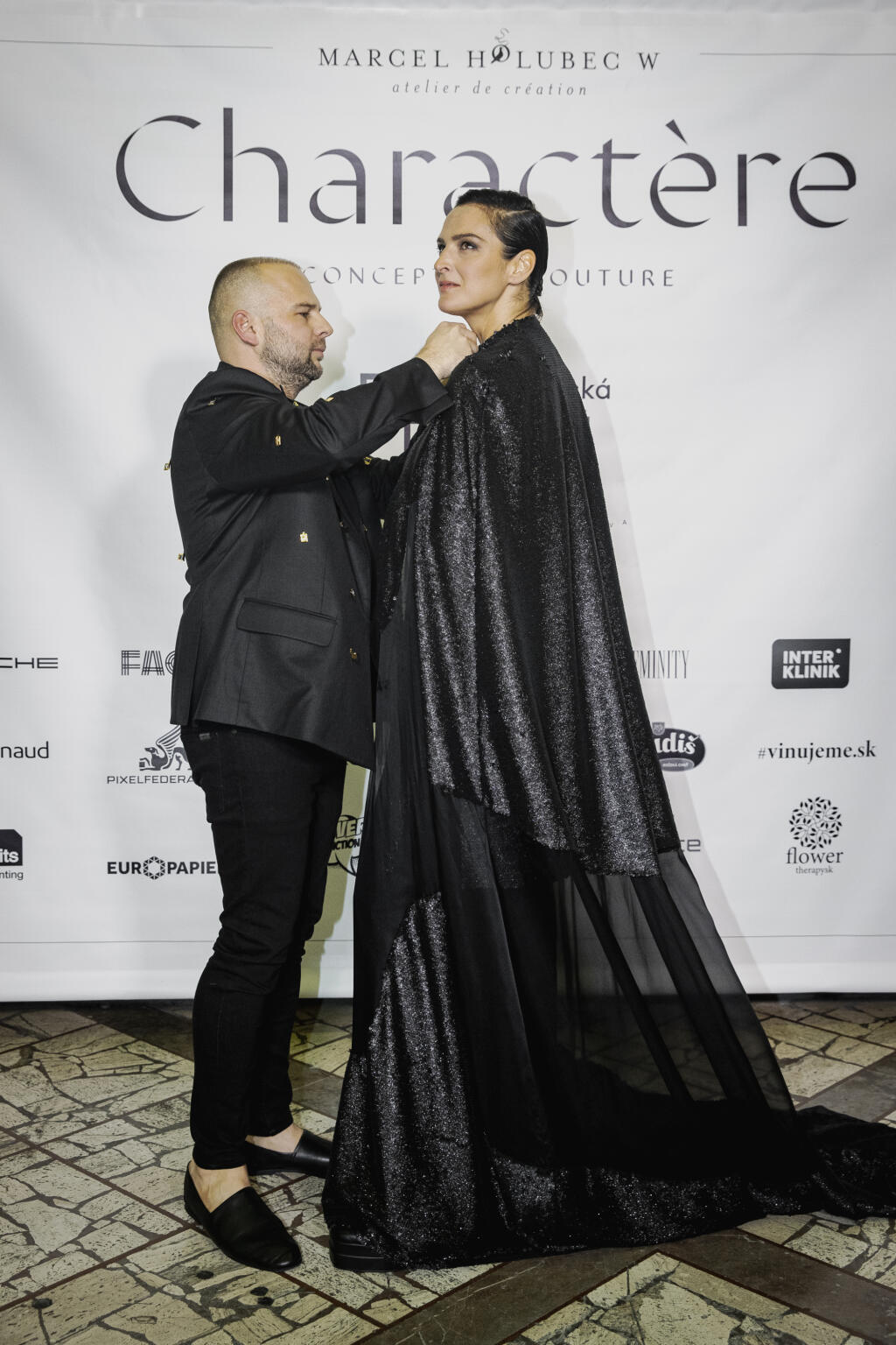 Na snímke Marcel Holubec a Jana Kirschner počas módnej prehliadky Marcela Holubca W s názvom MHW Charactere 2022.