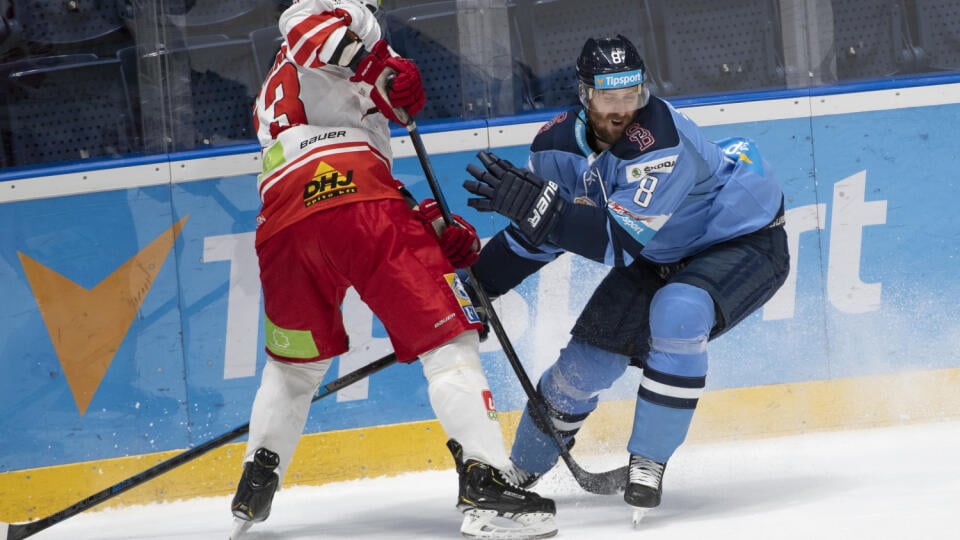 Na snímke vľavo Martin St. Pierre (DVTK) a vpravo Michal Sersen (Slovan) v zápase 31. kola Tipsport Ligy  HC Slovan Bratislava - DVTK Miškovec 18. decembra 2019 v Bratislave.  FOTO TASR - Pavel Neubauer

