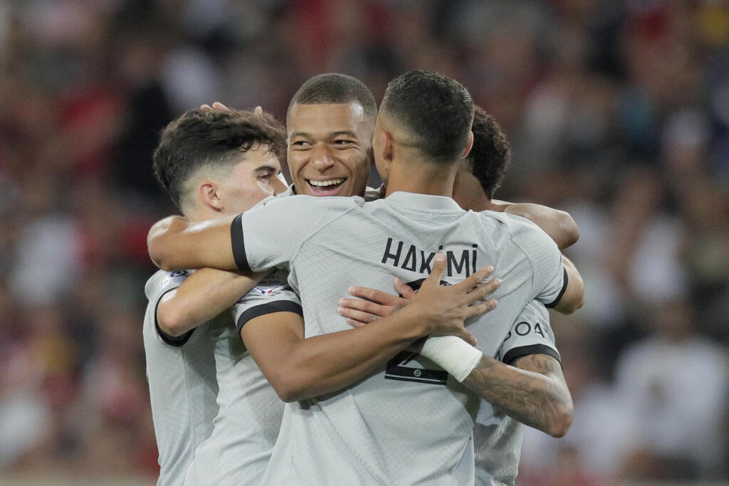 Futbalista Paríža St. Germain Kylian Mbappe (uprostred) sa teší so spoluhráčmi po strelení gólu v zápase 3. kola najvyššej francúzskej Ligue 1 OSC Lille - Paríž St. Germain v Lille v nedeľu 21. augusta 2022. FOTO TASR/AP