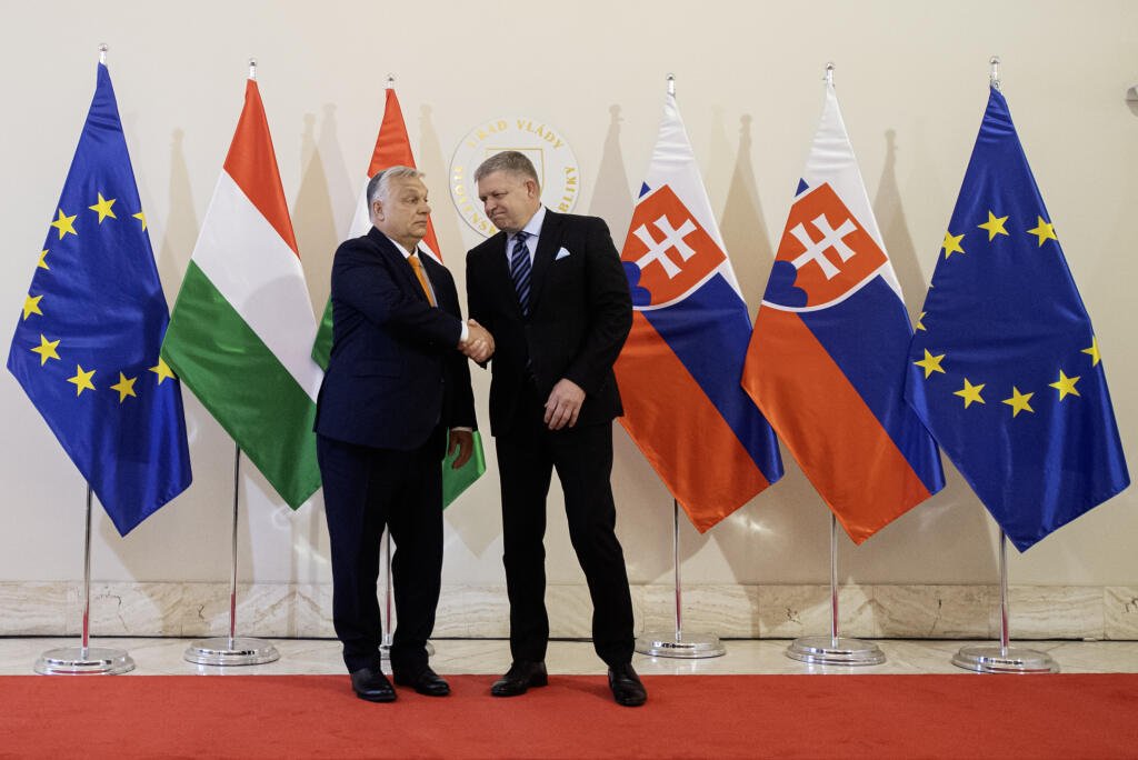 Na snímke maďarský premiér Viktor Orbán (vľavo) a slovenský premiér Robert Fico pózujú počas uvítacej ceremónie v Bratislave v pondelok 28. apríla 2025. FOTO TASR - Martin Baumann