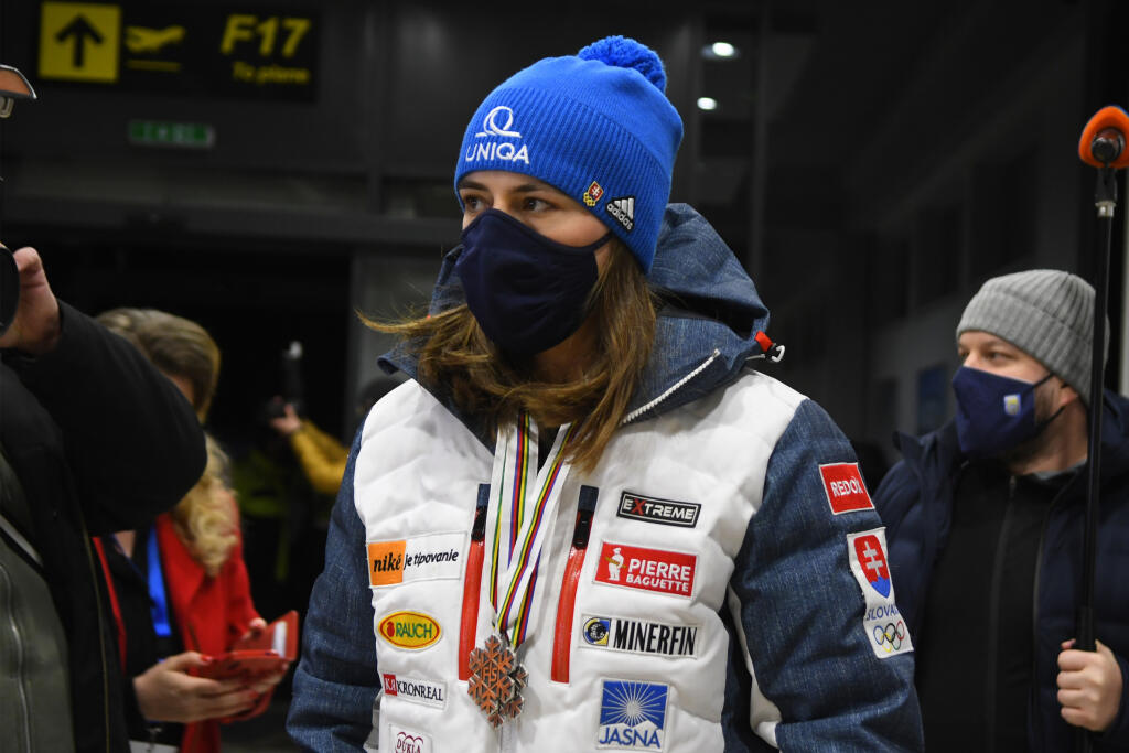 Na snímke slovenská lyžiarka Petra Vlhová s medailami po návrate z MS v alpskom lyžovaní z talianskej Cortine d'Ampezzo. Vlhová priletela súkromným lietadlom z rakúskeho Klagenfurtu na letisko Poprad – Tatry v nedeľu večer 20. februára 2021. FOTO TASR- Milan Kapusta