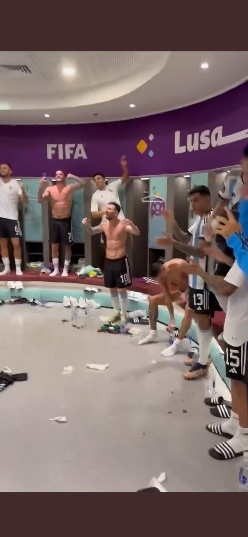 Argentínčania bujaro oslavovali a Messi príliš nevnímal, čo sa mu deje pri nohách