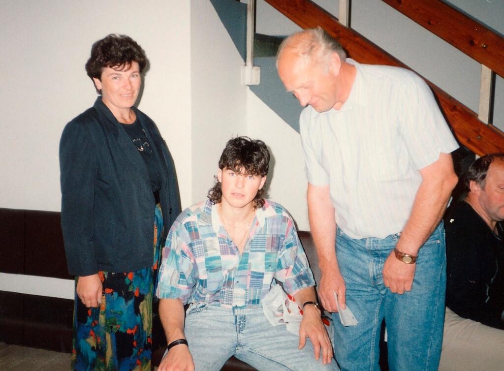 Na archívnej snímke mama Anna Jágrová, Jaromír Jágr ml. a otec Jaromír Jágr st. počas Kanadského pohára v roku 1991.