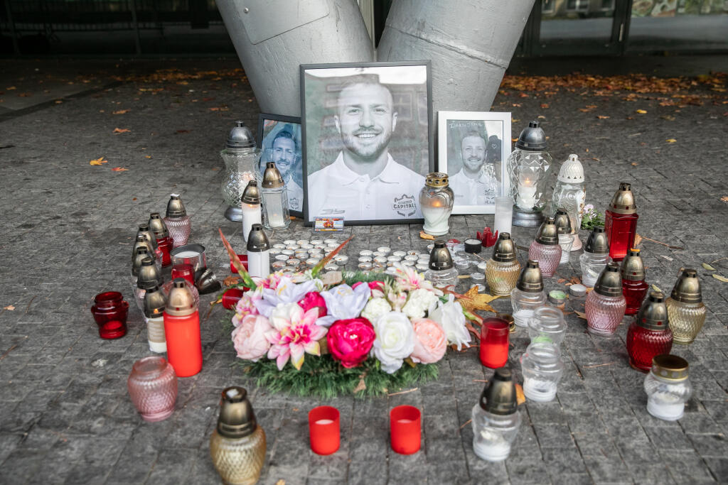 Pietne miesto Borisa Sádeckého pred hokejovým štadiónom Ondreja Nepelu.