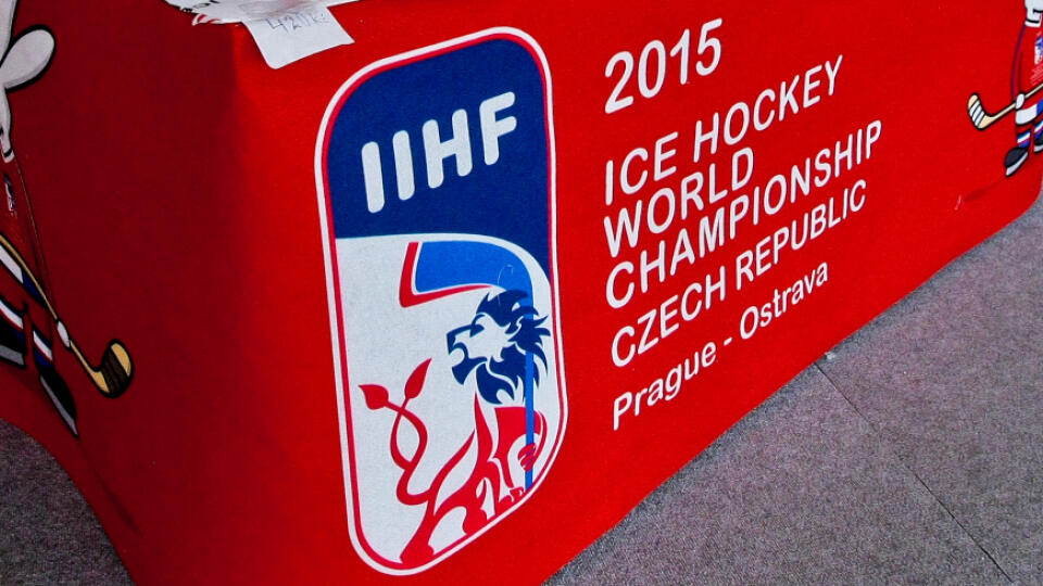 Na snimke oficialny obchod IIHF ponukajuci sortiment suvenirov pre Majstrovstva sveta 2015 v ladovom hokeji.