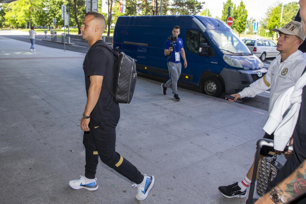Za zmienku stojí najmä pohľad na zápästia našich futbalistov. Na letisku totiž predviedli luxusné hodinky, ktoré nosia.
