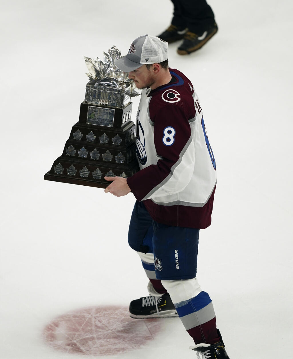 Na snímke hráč Colorada Avalanche Cale Makar drží Conn Smythe Trophy pre najužitočnejšieho hráča play off NHL (MVP) po víťazstve v šiestom zápase finále NHL Tampa Bay Lightning - Colorado Avalanche v Tampe 26. júna 2022. Hokejisti Colorada Avalanche získali tretíkrát v histórii Stanleyho pohár. V šiestom dueli finále play off NHL zvíťazili v noci na pondelok na ľade Tampy Bay Lightning 2:1 a v celej sérii triumfovali 4:2 na zápasy.