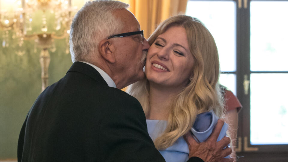 Zuzana Čaputová dostala bozk od jedného zo seniorov, ktorých hostila v prezidentskom paláci. To sa nepodarí už dnes každému...