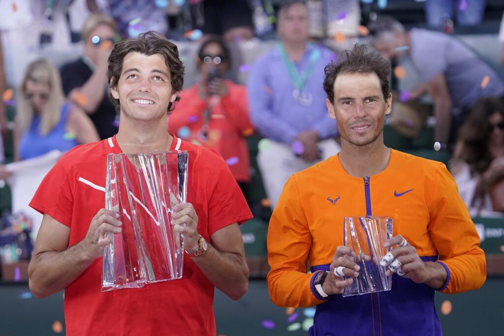 Na snímke zľava víťaz turnaja Američan Taylor Fritz a Španiel Rafael Nadal pózujú s trofejami po finále dvojhry mužov na turnaji ATP Masters 1000 v Indian Wells v nedeľu 20. marca 2022. Nadal prehral s domácim Američanom Taylorom Fritzom za 127 minút 3:6, 6:7 (5).