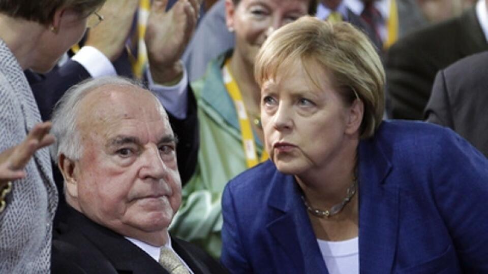 Nemecká kancelárka Angela Merkelová (vpravo) a bývalý nemecký kancelár Helmut Kohl na oslavách CDU pri príležitosti 20.výročia znovuzjednotenia Nemecka v Berlíne 1.októibra 2010.