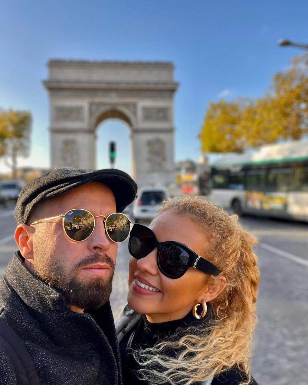 Jany Landl a Vierka Ayisi v Paríži. Pozrite sa, akí sú spolu šarmantní. Namiesto cvičebných úborov si obliekli elegantné kabáty a teda Janyho outfit nás prekvapil! Je to štramák!