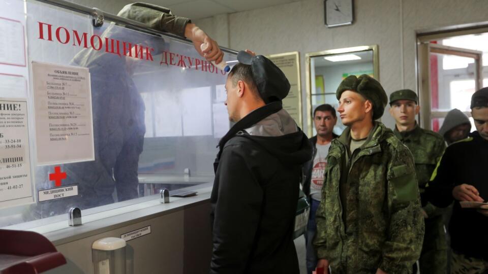 Ruský dôstojník meria telesnú teplotu brancov počas registrácie vo vojenskom náborovom centre v ruskom Volgograde v sobotu 24. septembra 2022.
A Russian officer checks the temperature of recruits as they lineup to be registered at a military recruitment center in Volgograd, Russia, Saturday, Sept. 24, 2022.