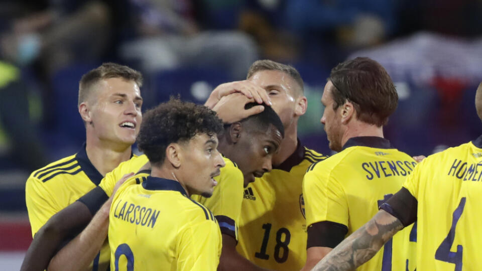 KK38 Moskva - Švédski futbalisti sa tešia z gólu v prípravnom medzištátnom zápase Rusko - Švédsko 8. októbra 2020 v Moskve. FOTO TASR/AP
Sweden players celebrate after Sweden's Alexander Isak scored his side's opening goal during the international friendly soccer match between Russia and Sweden at CSKA Arena in Moscow, Russia, Thursday, Oct. 8, 2020. (AP Photo/Pavel Golovkin)