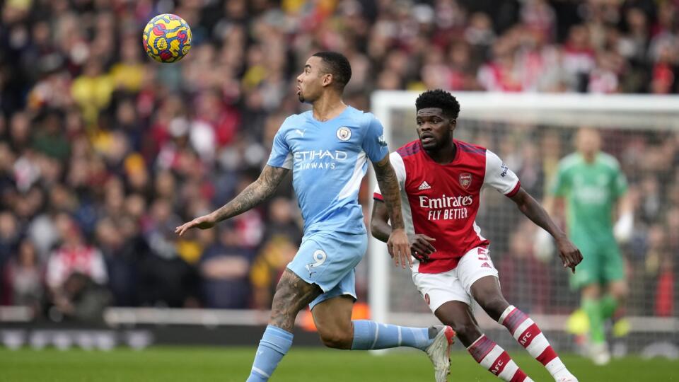 JB 50 Londýn - Hráč Arsenalu Thomas Partey(vpravo) v súboji s Gabrielom Jesusom z Manchesteru City vo futbalovom zápase anglickej ligy Premier League Arsenal Londýn - Manchester City v Londýne 1. januára 2022. FOTO TASR/AP
Arsenal's Thomas Partey challenges Manchester City's Gabriel Jesus during the Premier League soccer match between Arsenal and Manchester City at the Emirates Stadium, in London, England, Saturday Jan. 1, 2022. (AP Photo/Matt Dunham)