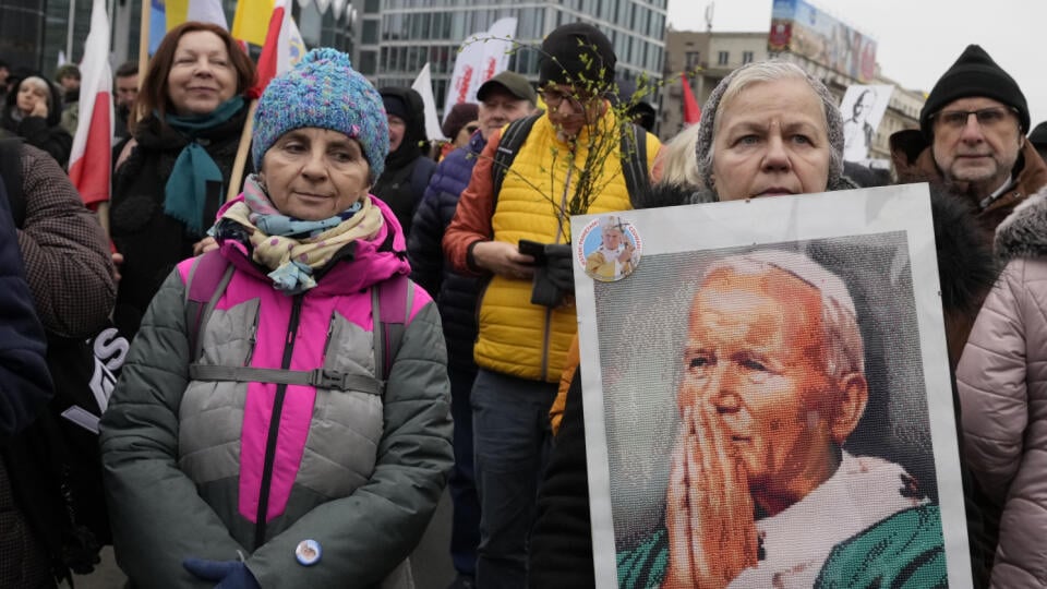 Na snímke pochod prívržencov zosnulého pápeža Jána Pavla II., ktorý mal podľa investigatívneho novinára Michala Gutowského ešte ako krakovský arcibiskup kryť pedofilných kňazov v radoch cirkvi vo Varšave 2. apríla 2023.