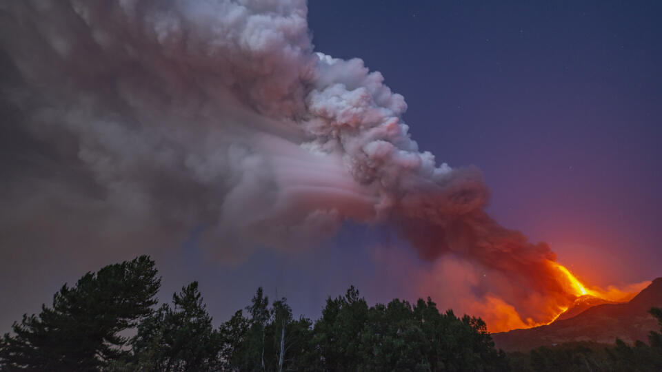 WA 37 Linguaglossa - Na snímke erupcia Etny, najväčšej aktívnej sopky v Európe z mesta Linguaglossa na juhotalianskom ostrove Sicília v pondelok 9. mája 2021. FOTO TASR/AP



Smoke billows from the Mt Etna volcano as seen from Linguaglossa, Sicily, Monday, Aug. 9, 2021. Europe's most active volcano remains active scattering ashes around a vastly populated area on its slopes. (AP Photo/Salvatore Allegra)