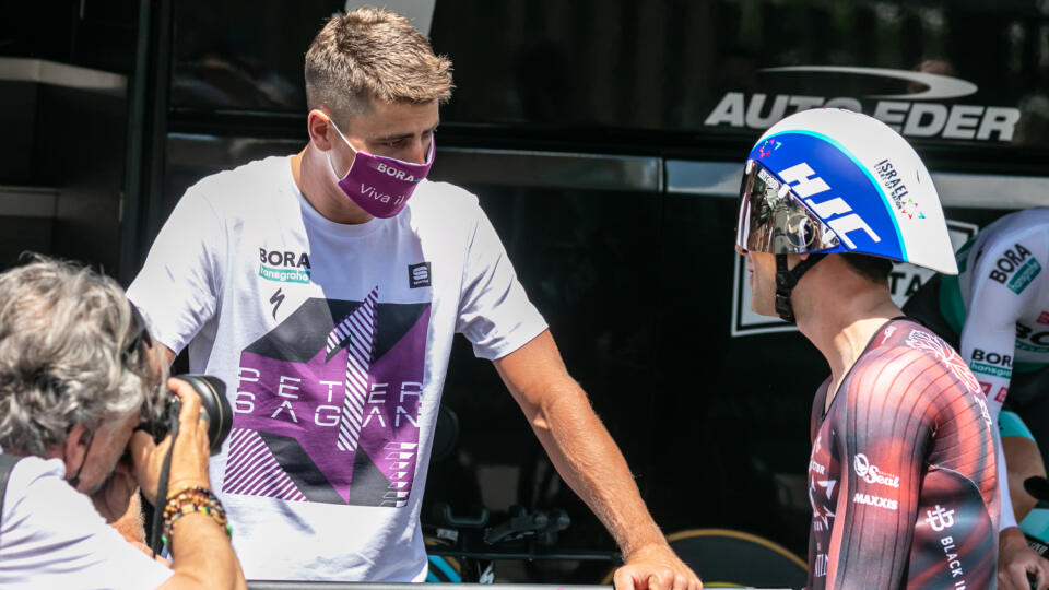 Peter Sagan sa an Gire rozprával s niektorými jazdcami Israel Start-Up Nation.