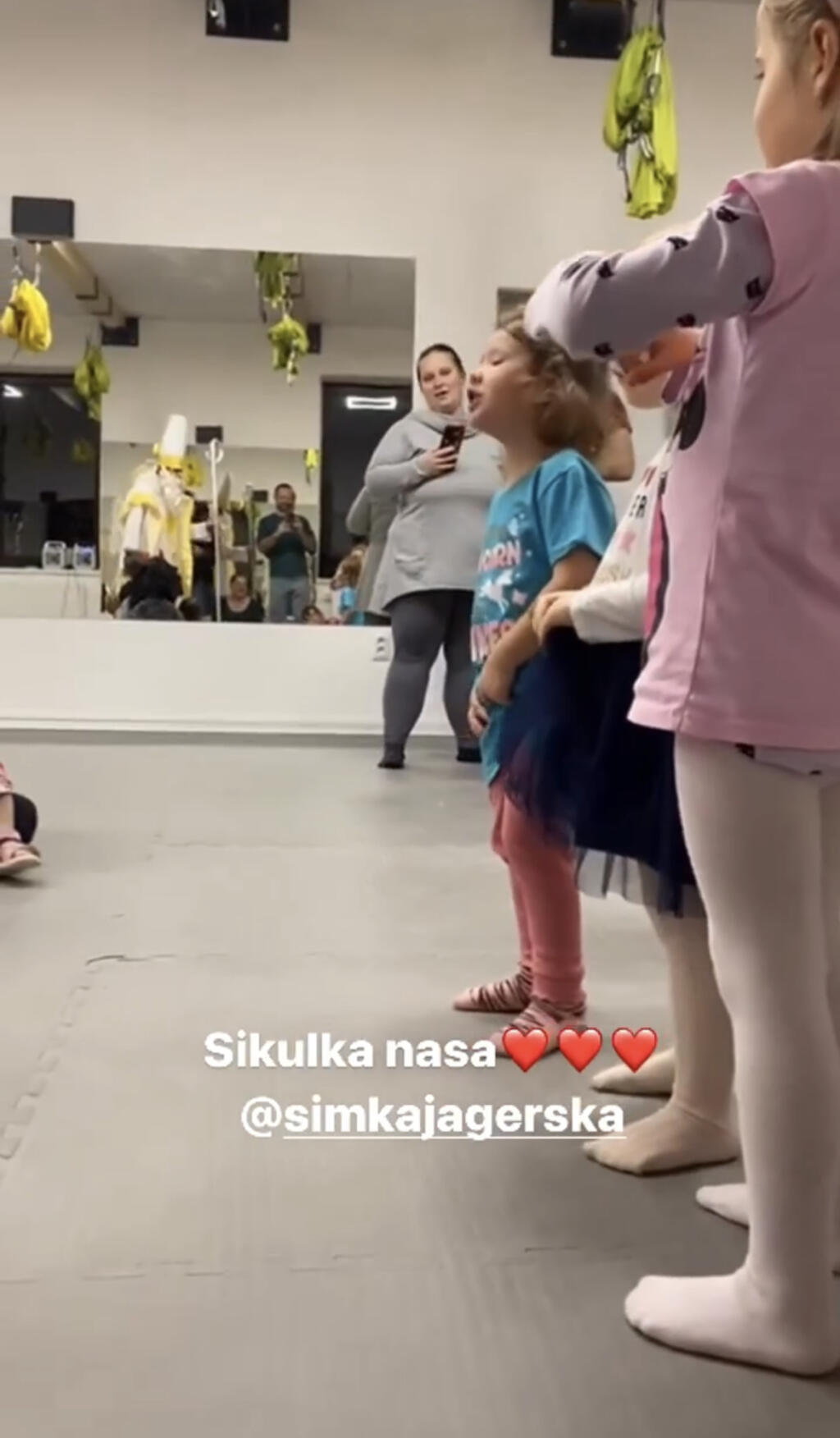 Najväčšou hviezdou sa stala neter Petry Vlhovej. Malá Lujza si vyslúžila sladké odmeny zaspievaním pesničky.