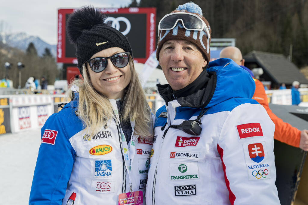 Na snímke Livo Magoni a Petra Hudecová v cieli druhého kola pretekov obrovského slalomu Svetového pohára v alpskom lyžovaní žien v Kranjskej Gore.